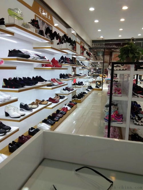 四川廣安展柜定制廠家 南充市高坪區(qū)新聯(lián)創(chuàng)展示制品廠的專業(yè)服裝制造服務(wù)